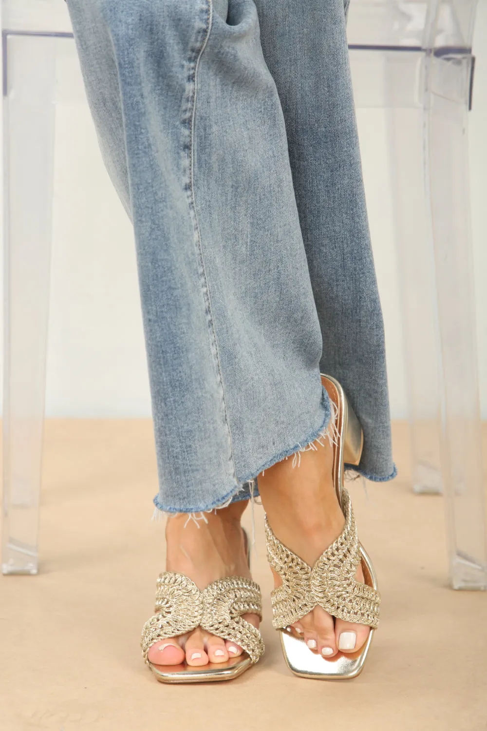 KNITTED BLOCK HEEL MULES IN GOLD