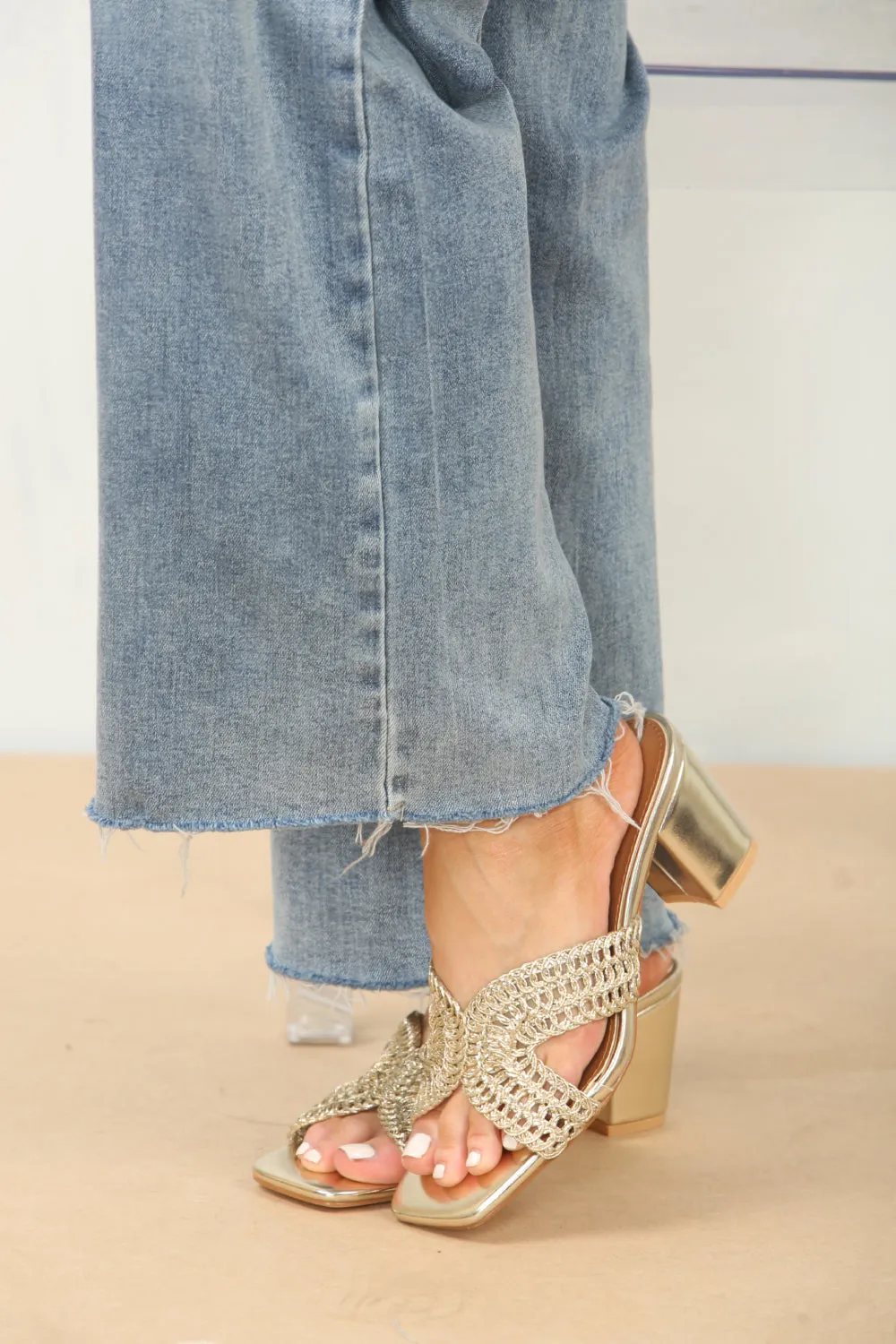 KNITTED BLOCK HEEL MULES IN GOLD
