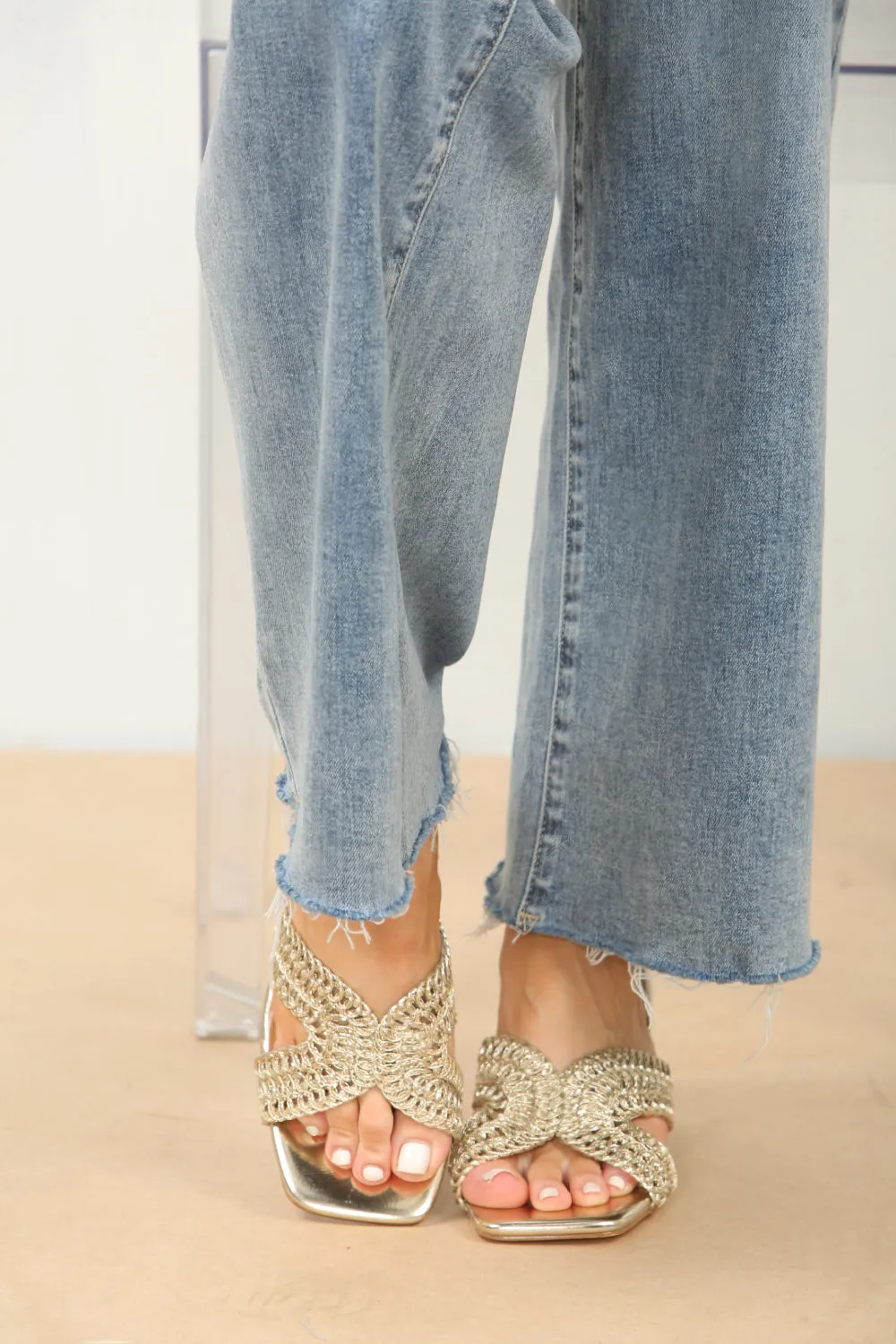 KNITTED BLOCK HEEL MULES IN GOLD